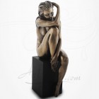 Body Talk - Femme nue assise sur socle