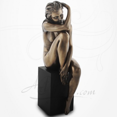 Body Talk - Femme nue assise sur socle