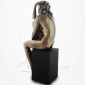 Body Talk - Femme nue assise sur socle