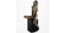 Body Talk - Femme nue assise sur socle, se tenant une cheville