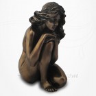 Body Talk - Femme nue assise, mains sur un genou