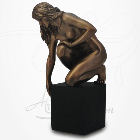 Body Talk - Femme nue à genoux sur socle, penchée sur le côté.