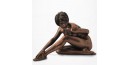 Body Talk - Femme nue assise, penchée en avant