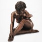 Body Talk - Femme nue assise, penchée en avant