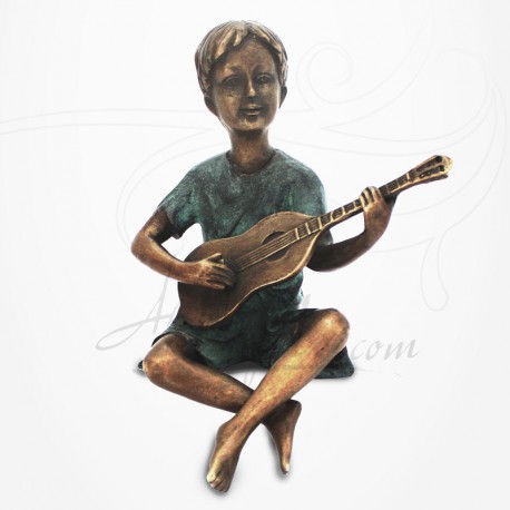 Statue Jeune Garçon assis jouant de la Guitare